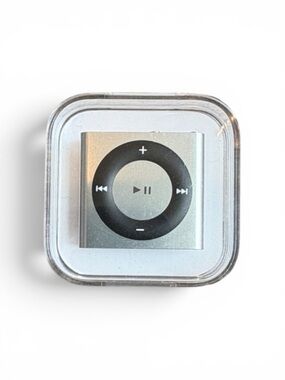 Apple iPod Shuffle 2GB Silver w/ Case & Headphones 4th Generation